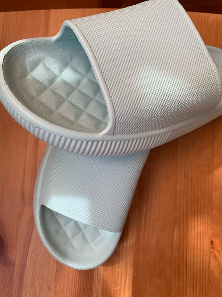 Добрый день! Тапочки в живую лучше чем на картинках продавца, цвет оч нежный! На 39 р заказала 40-й отлично подошел.