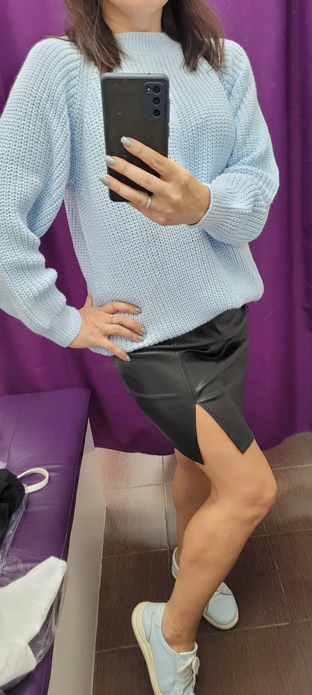 Красивый, удобный свитер, отлично подходит для повседневной носки как с джинсами, так и с юбками. Мягкий, приятный на ощупь, нежно голубого цвета.
Овнрчайз, скрывает все недостатки, если таковые имеются)).
На мой 44 размер и рост 160 сел отлично