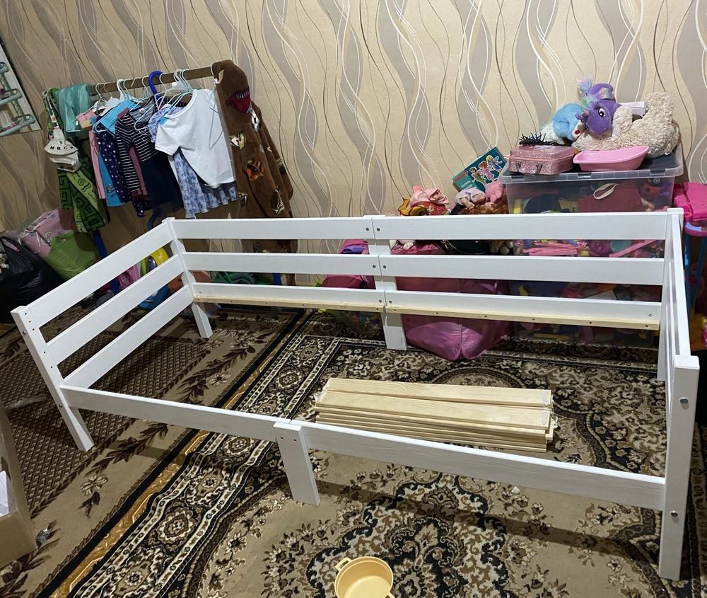 Доставка оказалось долгая . Посылка потерялась по пути . Перестала на время отслеживаться . Все запчасти , все в комплекте… единственно пришлось докупать два болта т.как Оказались короткими те , которые были в комплекте . Кровать, красивая , большая , но хлипенькая ( очень жаль .