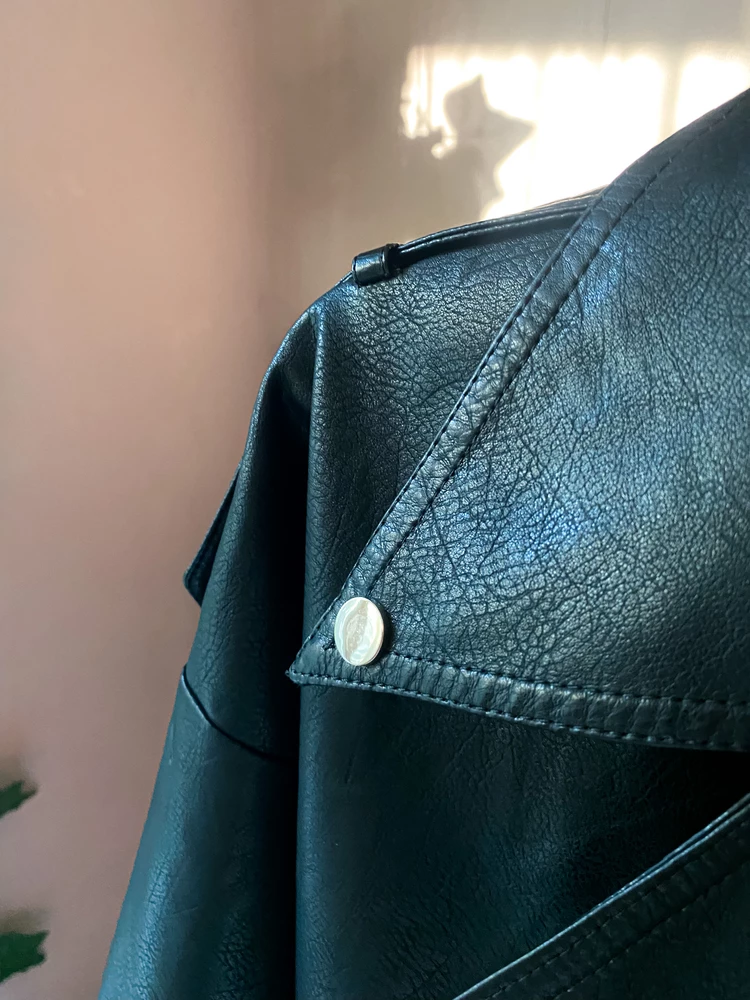 Куртка обалденная! 😍
Никакого запаха, приятная на ощупь и фурнитура супер.
Села отлично, чувствую себя комфортно )