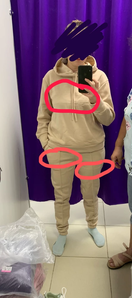 +1 Звезда за фасон, а так этому костюму одна звезда и цена 500р. Качество отвратительное! Во-первых блестит и скрепит синтетика , а это значит будут катышки. Во-вторых Заломы по всему костюму, как и в прошлых комментариях было это указано, и эти заломы не прогладить. В-третьих Флиса практически нет, тонкий, на осень и зиму никак не подойдет. Не советую!!!!