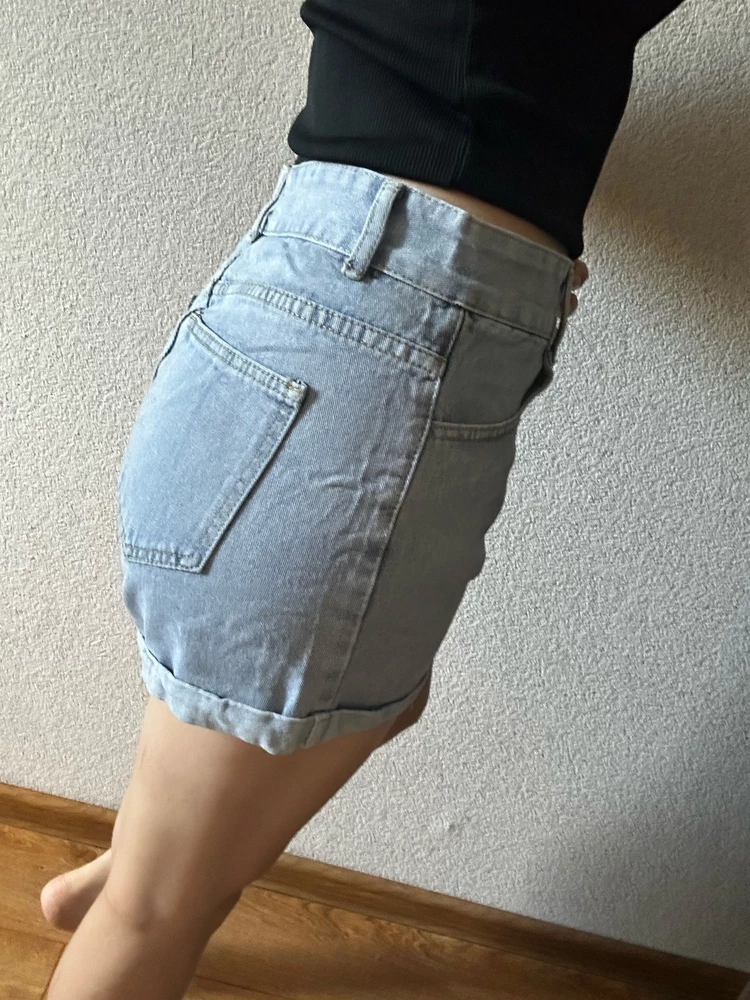 Хорошие шорты, пошив качественный: швы ровные, ниточки нигде не торчат. Очень удобные, по размеру подошли отлично