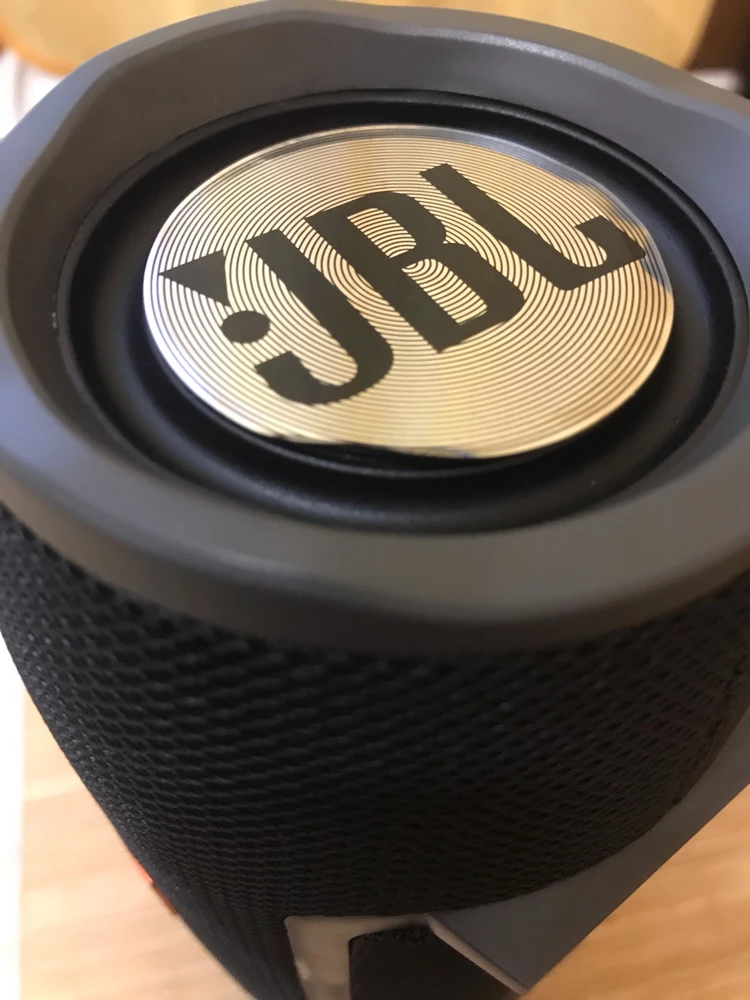 Со звуком (качеством воспроизведения) ничего нет общего с JBL. Орет громко, функции работают, неприятный запах, на торцах типо динамики, на самом деле заглушки причём плохо проклеены, на них наклеены наклейки “JBL” не по размеру )) в подарок провод зарядки😁