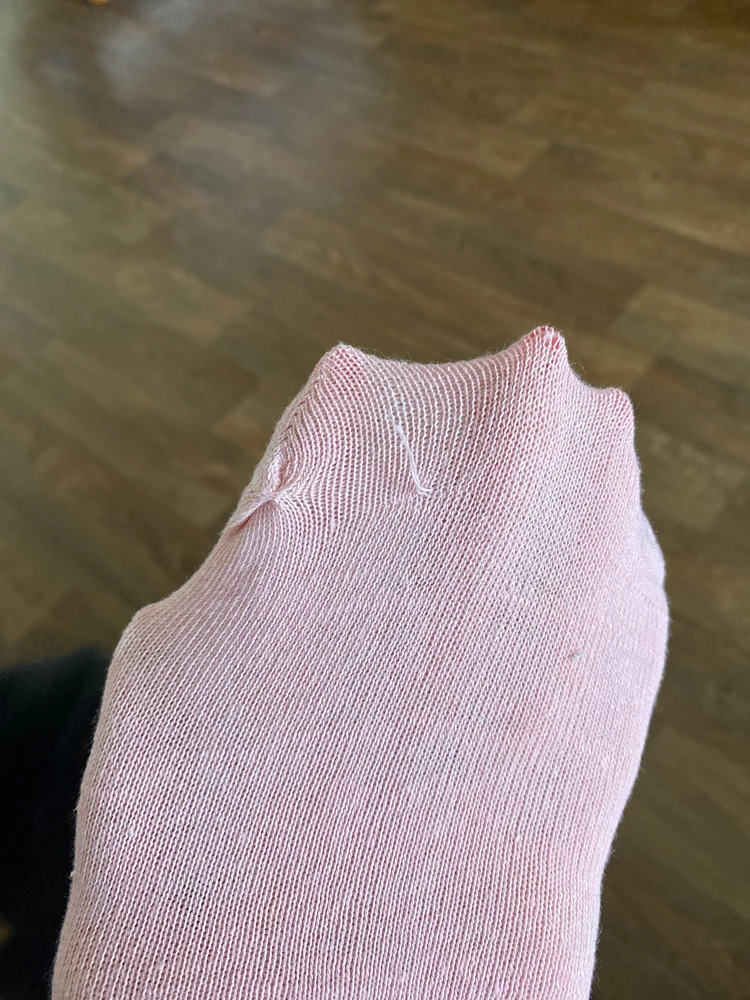 Ужасное качество,хотя чего я ожидала за эти деньги?!три пары из упаковки рваные.очень тонкие,носки однодневки.не рекомендую