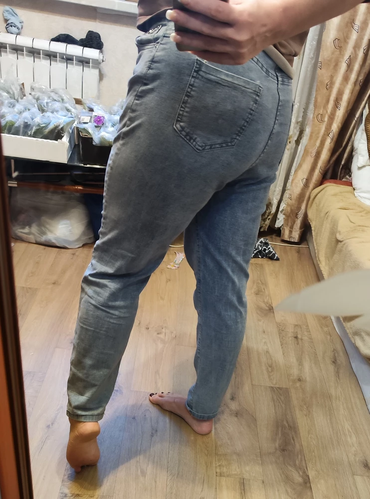 Облегчённая джинса, не жарко, хорошо тянутся. У меня рост 172, если раскатать манжеты, то получаются идеальные по длинне джинсы. К покупке рекомендую
