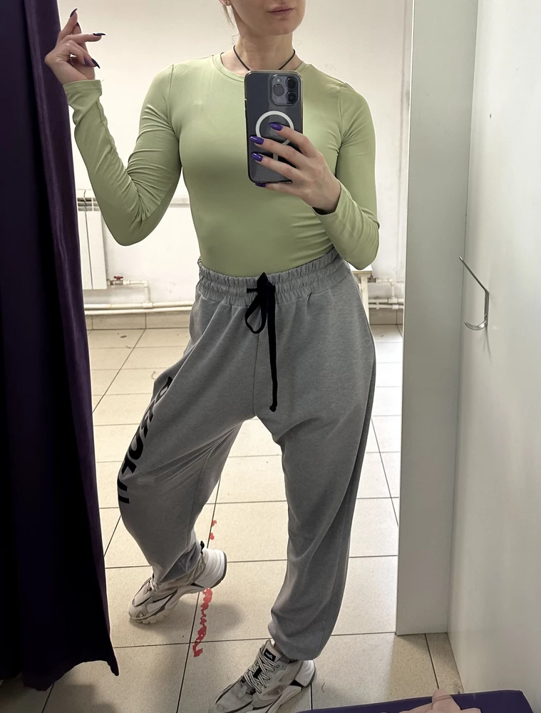 Цвет бомба 😍 Отличный рашгард, прекрасно тянется и очень хорошее качество. Спасибо 😊 размер М