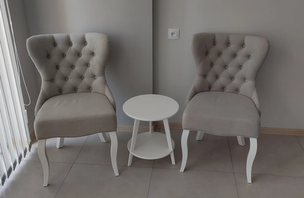 Кресла довольно неплохие, смотрятся красиво, в меру удобные, для зоны ожидания самое то. 
Но поставил бы 3, если бы не общий вид. За конструкция крепления ног передних и из-за отсутствия возможности нормально отрегулировать плоскость ног по полу. 
Непродуманные крепления передних ног, где между ногой и площадкой для болтов щель в 10 мм! 
И когда мне попалась одна нога с дефектом рёбра для фиксации её в пазах,  она провалилась в эту щель. Кресло стало криво стоять. Пришлось искать подложку нужной толщины.