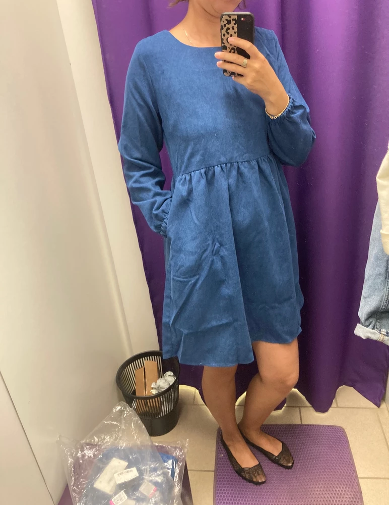 Я ношу 44 размер одежды. Рост 175см. Что бы платье выглядело как на модели, надо брать на размер больше. 

44ый размер: талия под грудью, длинна короче.
46ой размер: талия завышена, но не под грудью и по длине побольше, чем 44ый.