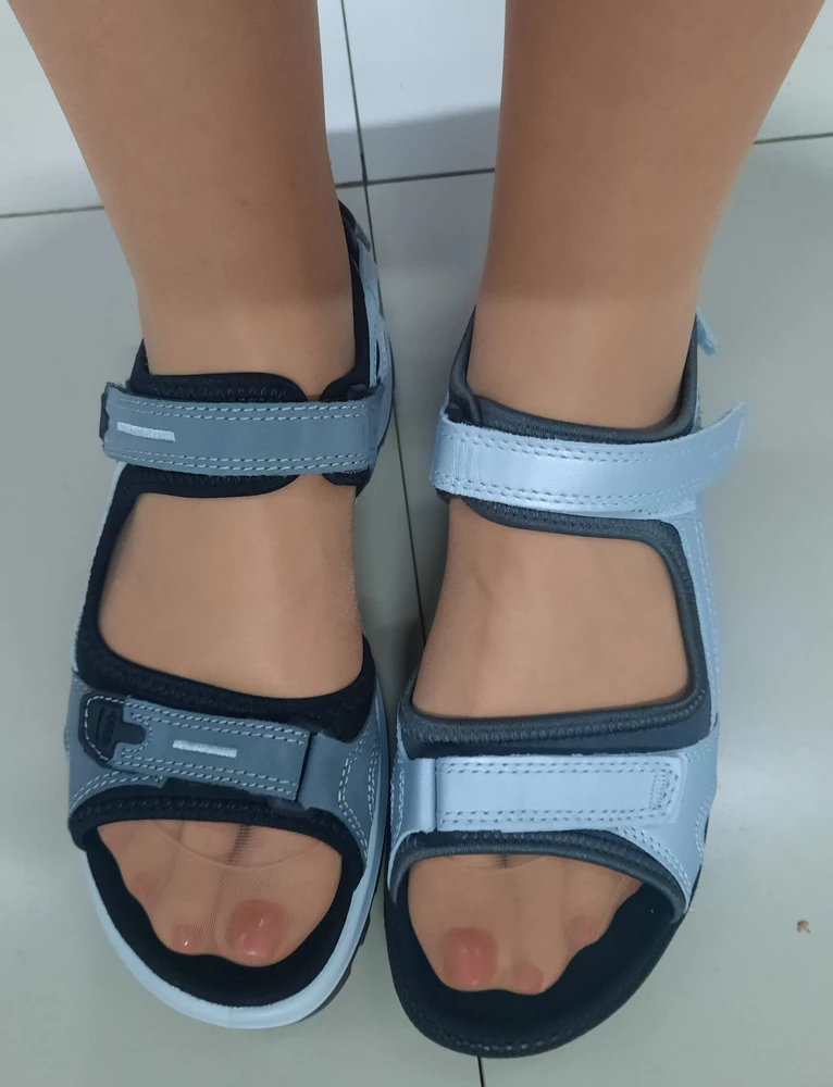 Отличные сандалии, мягкие, мне показалось на узкую ногу. Мерила ещё одну пару чисто серебряных- они явно пошире. Нога 26 см взяла 41 размер, сели отлично.