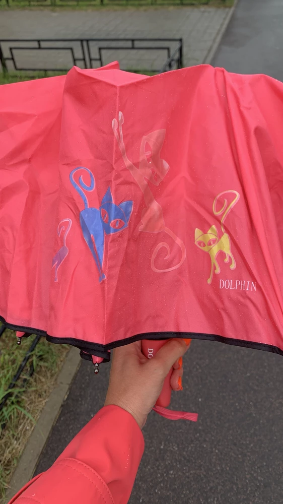Классный зонт) я в восторге, котики меняют цвет, когда мокрые)) зонт открывается и закрывается легко)