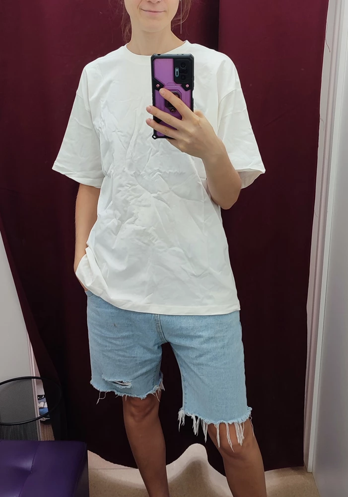 Отличная футболка
Боялась, что будет тонкая и просвечивать, или бликовать как на фото моделей, но она классная по качеству, не тонкая и не блестит!