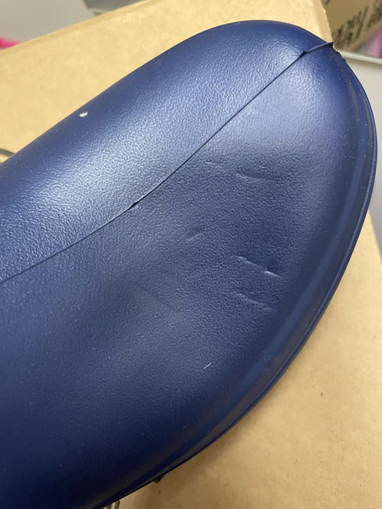 Вот такие сапоги мне прислали, и денег за возврат ни с кого не возьмешь! Производитель пишет, что не при чем, а WB «посылает»…