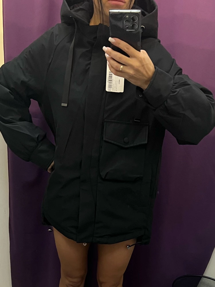 Хорошая куртка, кстати пишут оверсайз, но кстати я ношу XS и мне 40 размер отлично подошел, просто не мое, а так очень качественно пошита и материал хороший! Она такая спортивная)