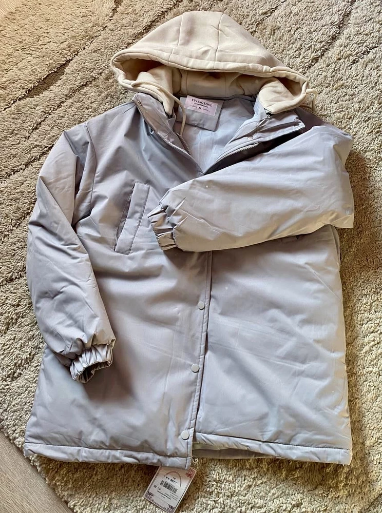 Приехала куртка очень быстро-2 дня . 
Порадовала, что упакована в сумку на замке.
Качество очень хорошее. 
Вся фурнитура отличная, прочная.
Двойной капюшон - который можно отстегнуть если нужно. 
Размер соответствует таблице. 
Приятная ткань, мягкая, не шуршит. 
К заказу рекомендую однозначно. 
За такую цену просто восторг!