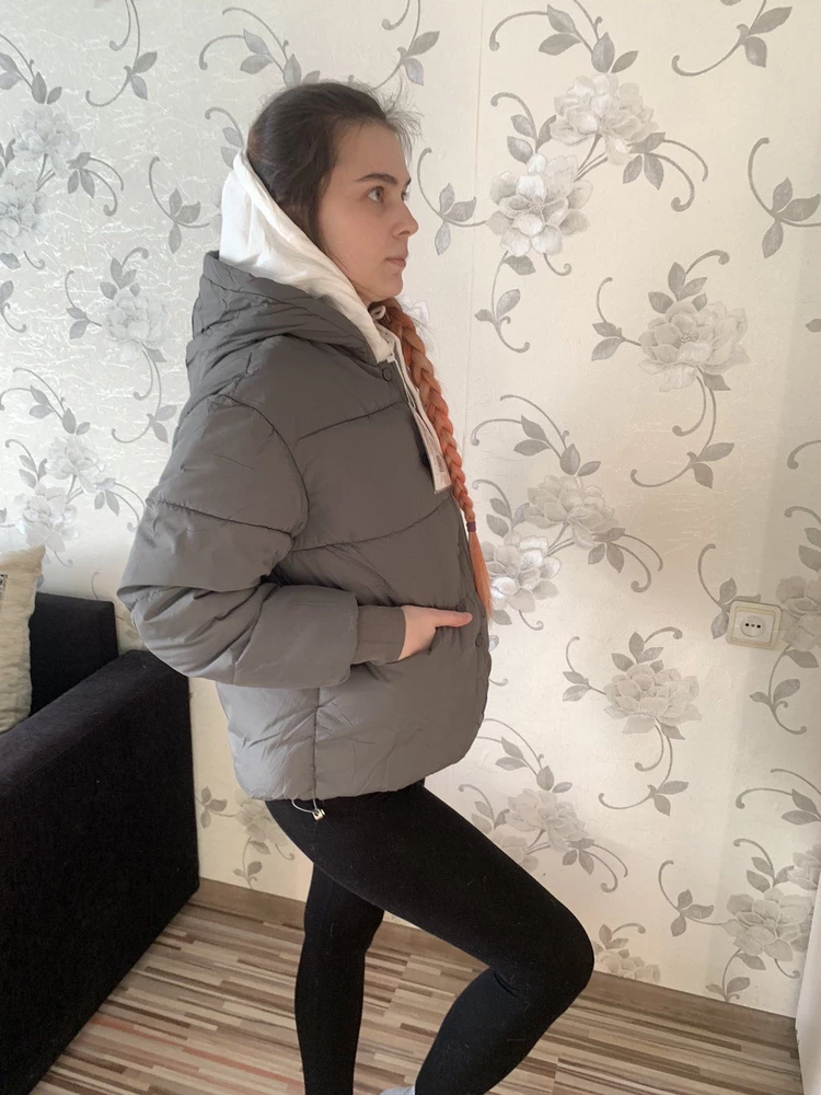 Куртка приходит в пакете с ручкой и тканевой стенкой, что уже облегчает хранение до нужного времени, мелочь, но приятно. Очень хорошего качества, нет всяких вытянутых нитей, удобный, прочный замок. Куртка очень теплая, можно спокойно и зимой в машине носить, удобная, комфортная к телу даже на футболку.
Хотела на размер меньше, но и М сидит идеально, на 42-44 в одежде можно спокойно брать и не волноваться, что не подойдет . 
Есть снизу фиксаторы, благодаря которым не задует ветер, можно утянуть и будет замечательно, прекрасные резинки на руках, божественно сидят на руке, спокойно можно надеть под низ даже теплую толстовку.
Очень тяжело подобрать куртку на просторах полок в магазине, ещё и такого качества, не за 10к, а здесь для меня так вовсе находка🔥