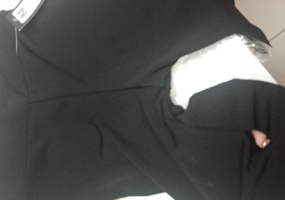 Как так? Новая вещь, и с дыркой. Размер подошёл, но естественно возврат. Дырку зашивать на новой вещи не буду. Продали бы со скидкой - забрала бы и зашила, и оценка была бы моя нормальная. Возврат. Перезаказ у другого продавца