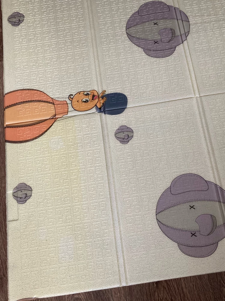 В целом все бы хорошо, упаковка целая, чистая, коврик целый, невредимый, но на фото видно слева от цыпленка желтизна , будто б на солнце выгорел, в глаза бросается, поэтому отказ. Рисунок с воздушными шарами я так поняла у кого то горизонтально ориентирован, у кого то вертикально. Отказ.