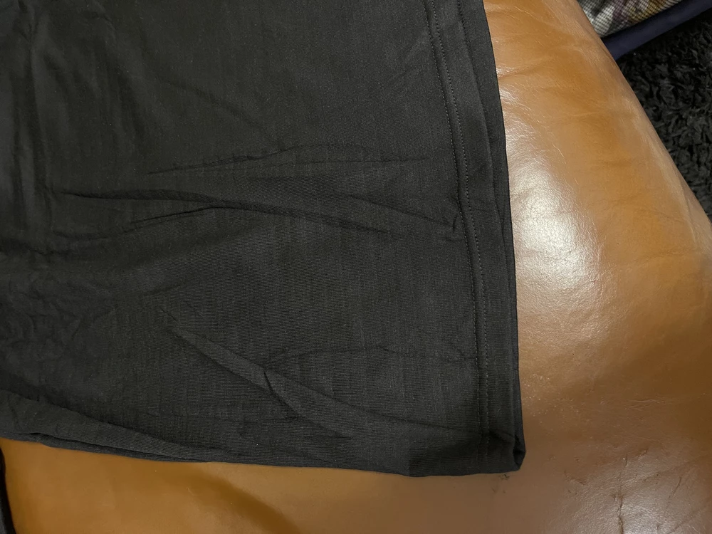 Хороший комплект, пришёл быстро. Аккуратно сшито, плоские незаметные швы, нитки нигде не торчат, что очень порадовало.  Состав хлопок 100%, внутренний слой приятный к телу. Размер соответствует. Муж оценил 👍