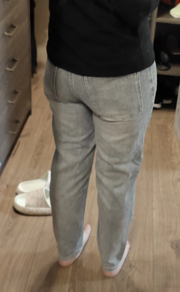 Заказала двое джинс, синие и серые 29 размера. Синие оказались очень большими, вернула. Серые сели как мне нужно. Мои параметры: ОТ 77, ОБ 103, рост 161. Мне понравились. Качество хорошее. Жаль непонятно с размерами, выкупила бы обе пары, если бы не путаница. Теперь страшно перезаказывать