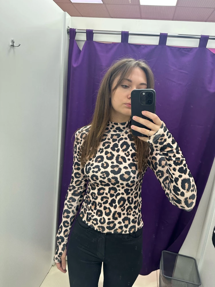 По фото на карточке мне казалось цвет будет порозовее .