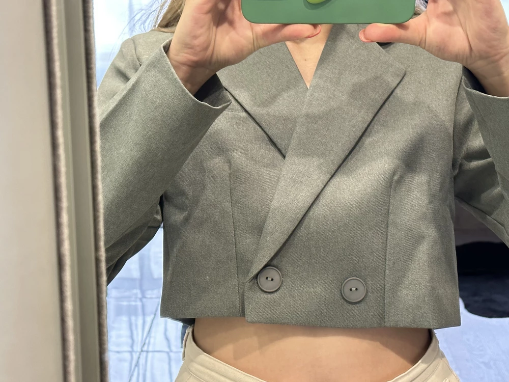 Очень приятный серый цвет и в целом пиджак выглядит стильно !