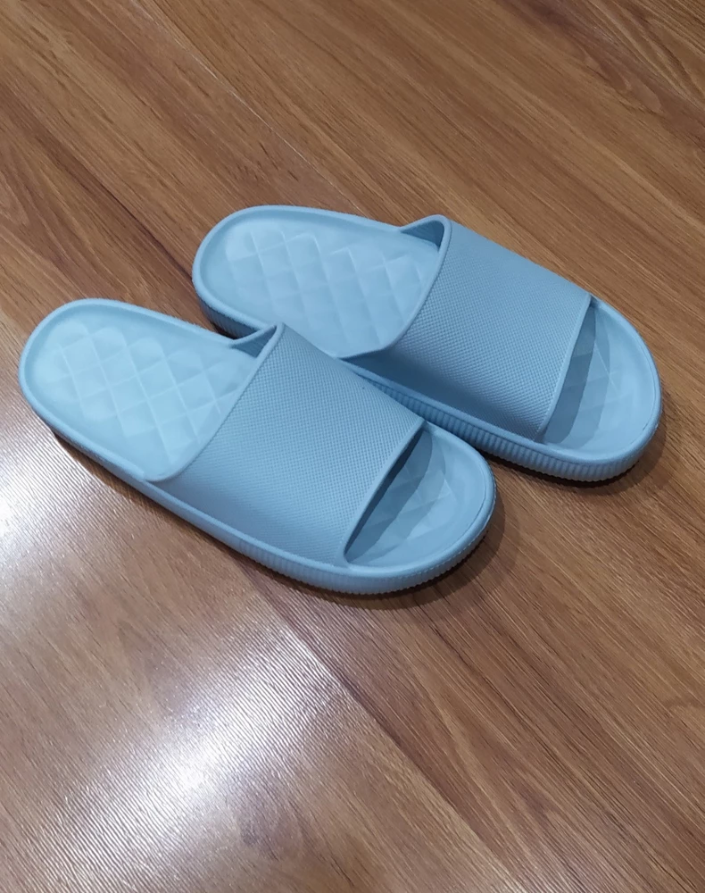 Тапочки очень удобные,нигде не натёрли,размер соответствует. Я очень довольна покупкой,спасибо!