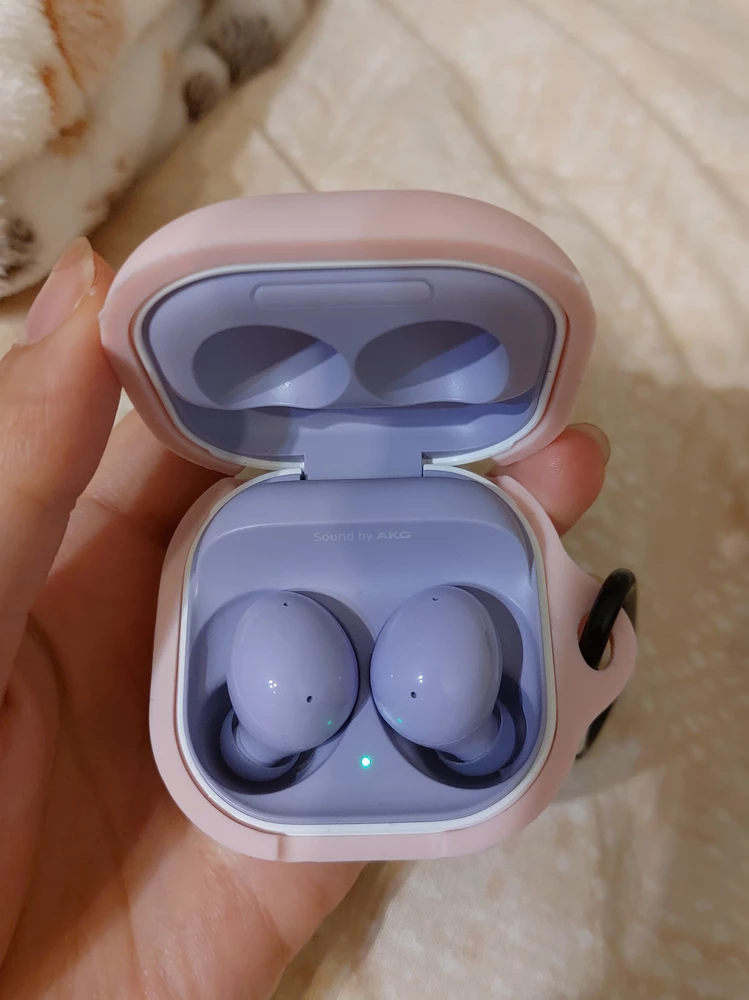 Место для зарядки очень плох разрезан, невозможно заряжать в чехле наушники. Ношу так как уронила в "двойном" чехле наушники, этот вроде держится. Так как снимаю при зарядке не стала клеить двусторонний скотч😅