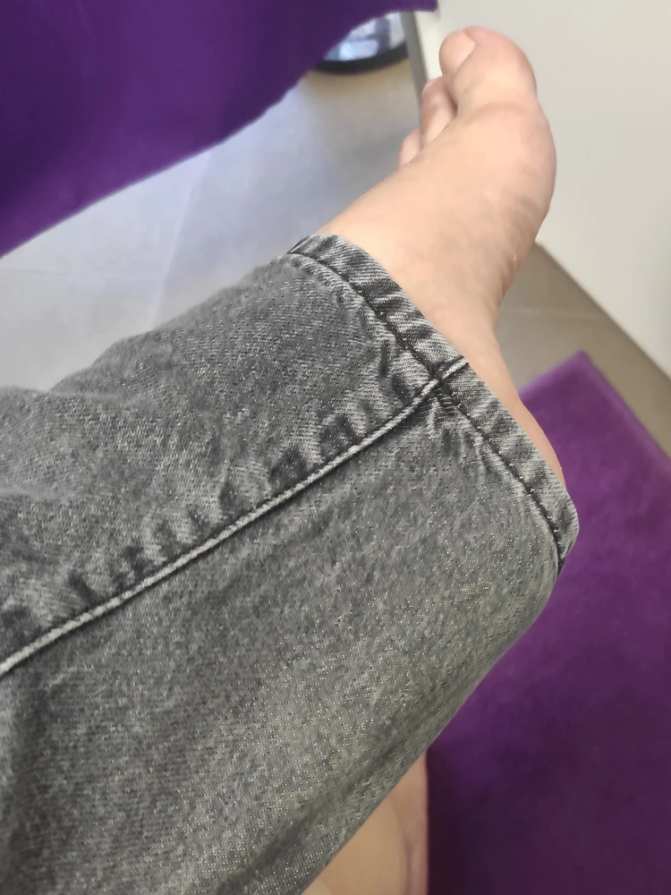 К сожалению примерить не удалось, очень узкие штанины, моя нога не прошла. Впервые с таким сталкиваюсь. Размер ноги 40, подъем обычный. Материал джинс приятный, не тянется.