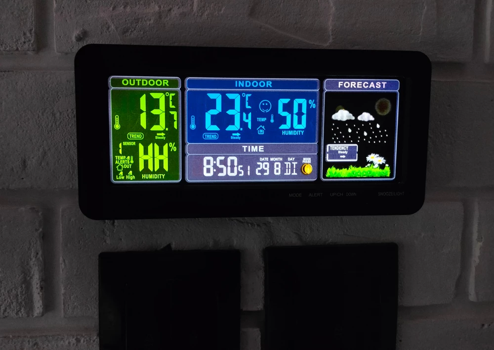 Прикольная станция!Инструкция на русском, батарейки в комплекте.Все просто.Датчик на улице ,метрах в 12-15.На погоду реагирует :))Заказ пришел в срок.Продавцу большое спасибо!Все упаковано было качественно.