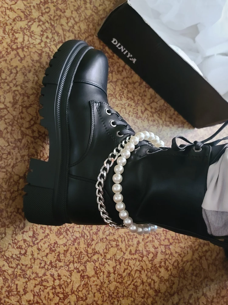 на одном пришлось повозиться с молнией,не расстегивалась, плохо обрезан мех по кромке и залез в собачку, но так ботинки супер!