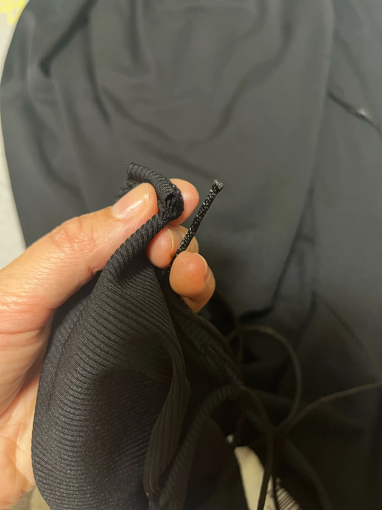 Платье маломерит - это первое! 
И большой минус в том, что мне пришло почти полностью с вытащенным шнурком из петель, и как их туда обратно продеть - это вопрос??? Прикладываю фото для понимания как интересный квест !!! Поставила 2 звезды за материал- он мне показался приятным и за фасон!!!