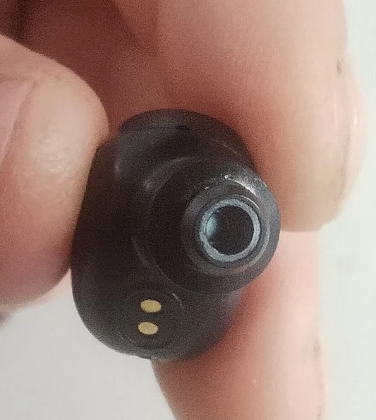 Не берите, лучше чуть подороже там хоть комплект соответствует описанию. В этом заказе наушники без защитной сетки, амбушюры одного размера и правый наушник играет заметно тише левого!