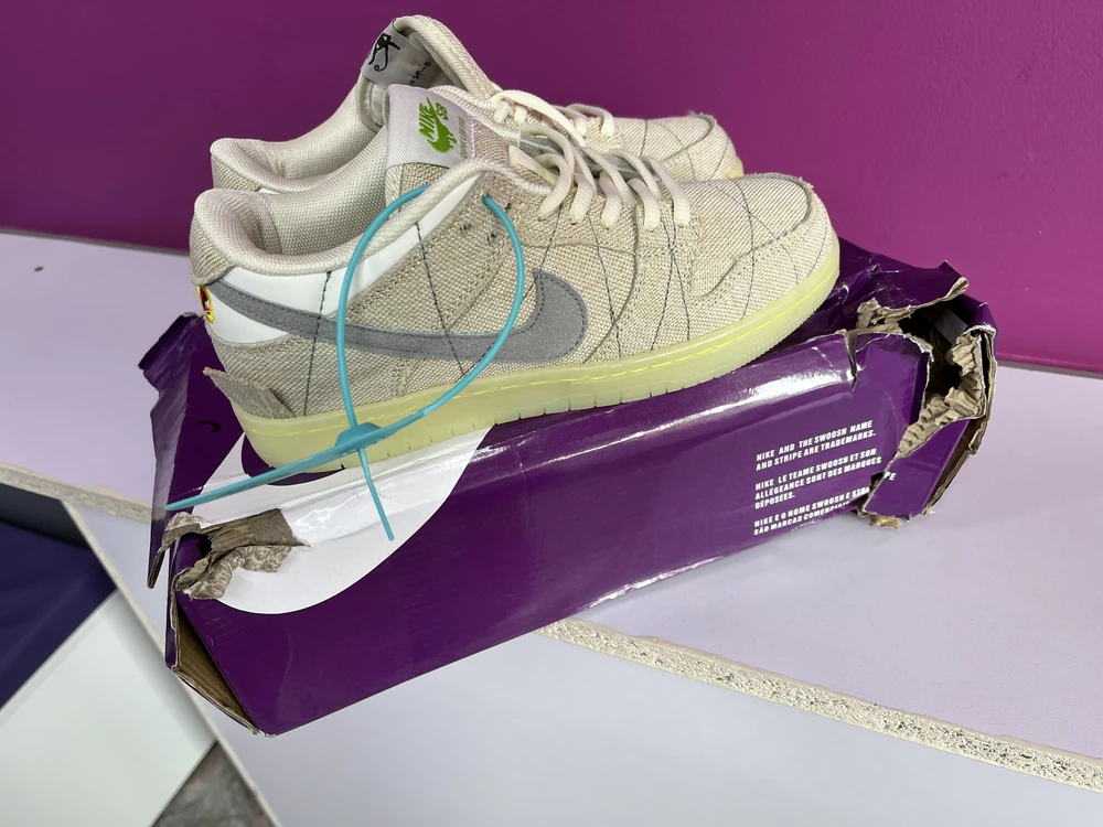 Пришли даже раньше на 2 дня, чем заявлено было. По мне так качество очень даже хорошее👍 брала ребенку по размерной сетке, чуть свободны, но это не страшно. Коробка видно на фото, но это не повлияло на товар. Вообщем кроссовки 🔝