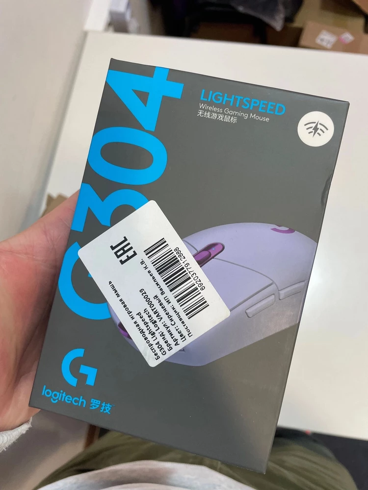 мышь того стоит, все есть, но видимо продавец забирает наклейки, ее не было в комплекте))