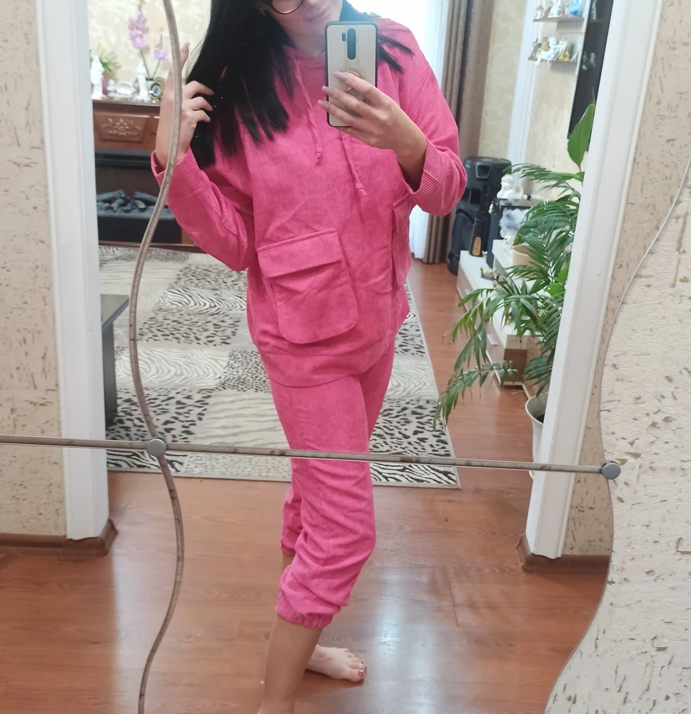 Швы расходятся. Отдавала на прошив. Костюм классный. На рост 176 чуть выше щиколотки.Ношу приподнятыми.