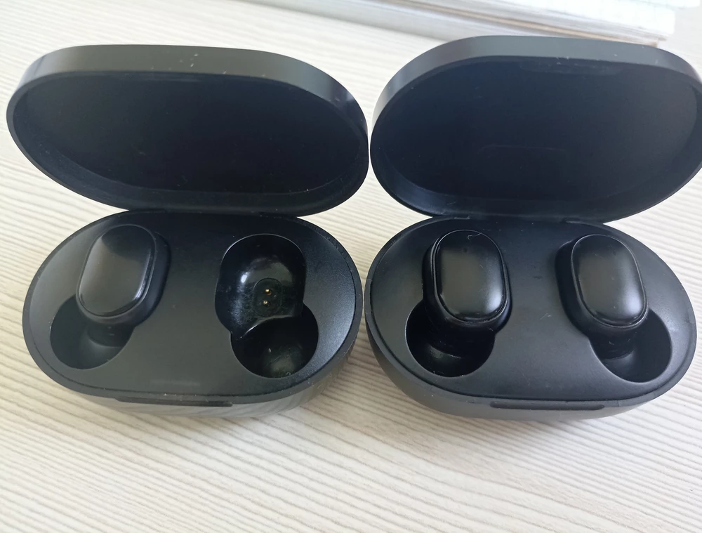 Не берите, это подделка, заряд не держат. Хватает на два часа максимум, тогда, как оригинал держит до 6-8 часов. Слева на фото оригинал, просто 1 наушник потерялся. Внешне почти идентичны, но весит кейс у подделки гораздо легче. Крышечка закрывается хуже. Не советую к покупке.