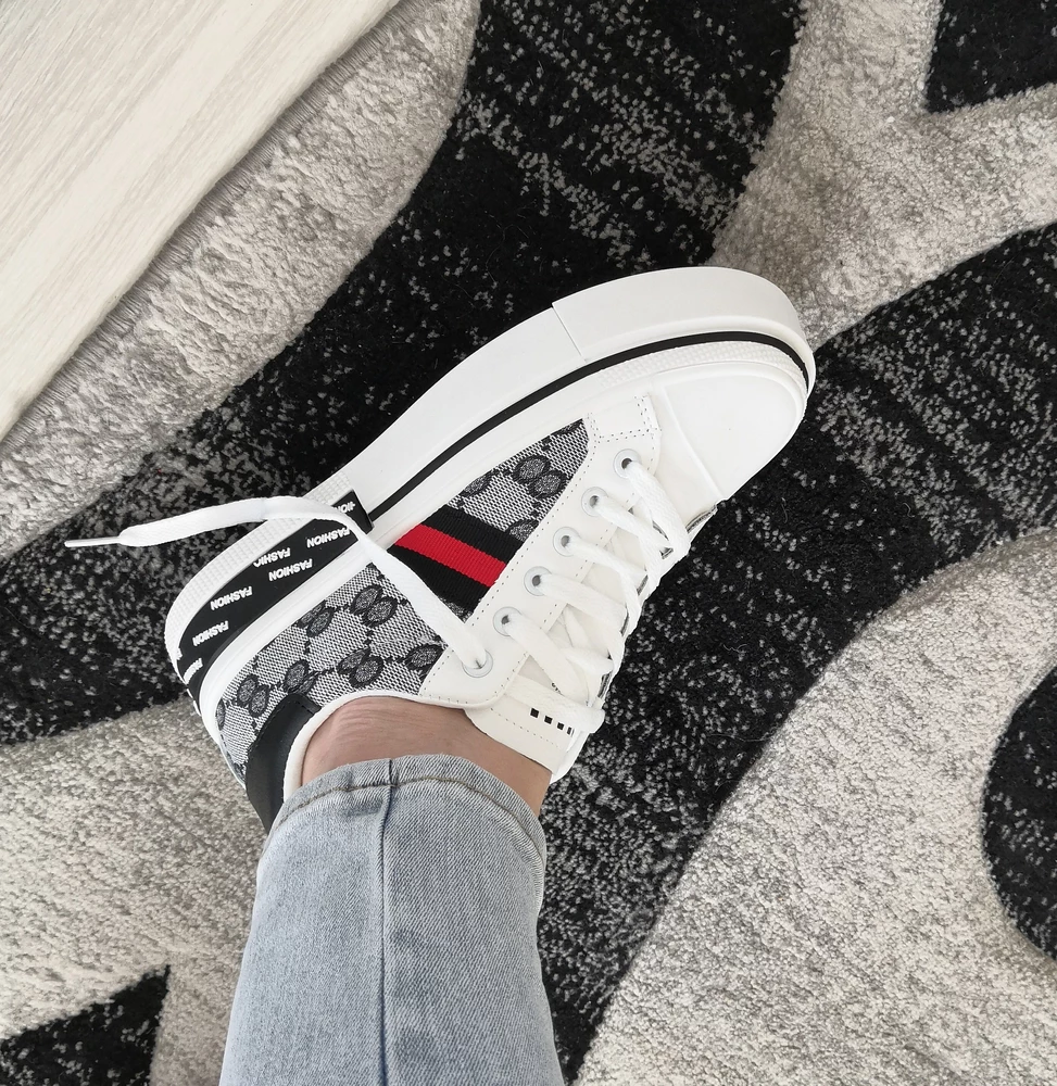 Просто пушка, бомба эти кеды! Удобные! Кстати идут в размер! Очень довольна покупкой! Правда носки в подарок не положили)))