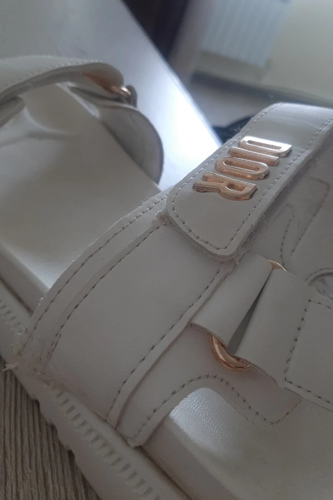 Ужас порвались после двух дней надевания,не успели одеть в школу