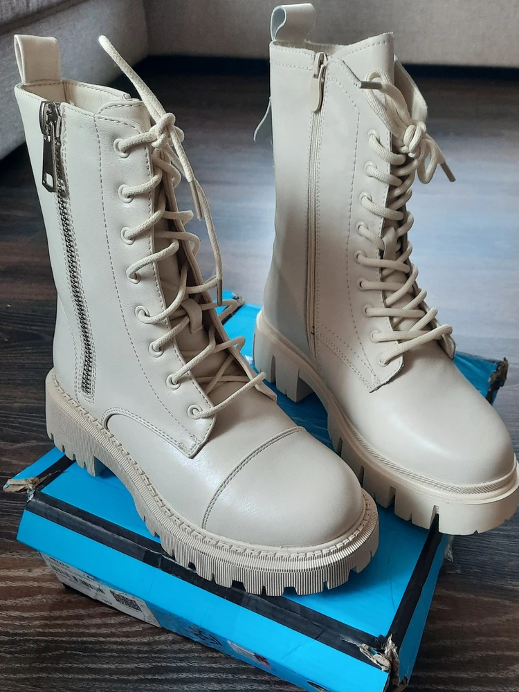 Добрый день. Ботинки отличные,очень понравились и качество, и как смотрятся, даже закрыла глаза на то,что коробка была перемотана скотчем и вся разорвана. Цвет и модель как я и хотела..была очень довольна, даже не обратив внимание  на один большой нюанс((
К сожалению,  только дома примерив обувь ещё раз обнаружила,что ботинки из разных пар. Очень неприятно, что при сборке нет надлежащего контроля за отправкой товара покупателю. Выкуп сделала 27 августа. На пункте выдачи отказались принимать товар, сказав,что это брак.  Техподдержка вайлдберриз сказала решать вопрос непосредственно с вами.
Каким образом я могу оформить возврат ботинок??