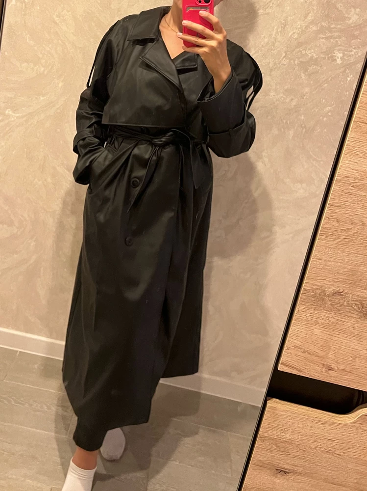 Не плохой. Тонковат материал, но в целом понравился,на теплую весну/осень. На рост 173 сел хорошо. Буду носить. Запах есть, но для меня не критично, повешу на балкон-выветриться.