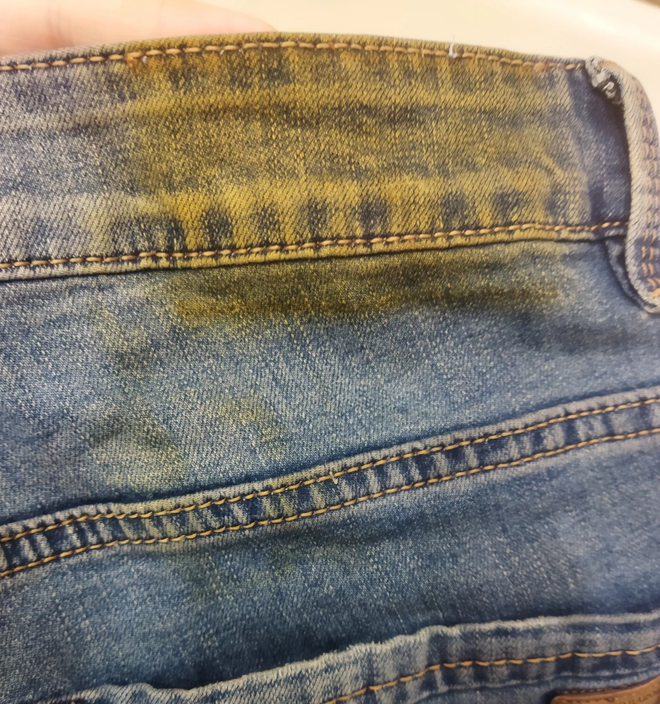 Сначала джинсы понравились, но после стирки оказалось, что кожаная нашивка сзади окрашивает всю ткань. Пришлось срезать ее, но это не спасло, желтизна теперь не отстирывается.