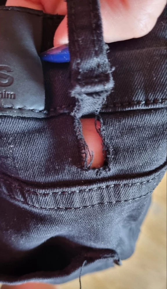 В тот же день оторвалась шлёвка. Сказать, что я расстроена -- ничего не сказать. Очень жаль, что за 1400 попались джинсы такого качества. Одна звезда за соответствие размера, вторя звезда за быструю доставку.