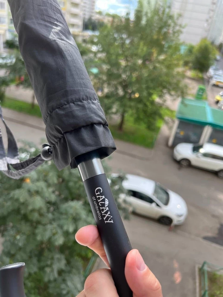 Качественный зонт трость. Ручка из софт пластика, приятная на ощупь. Размер большой.