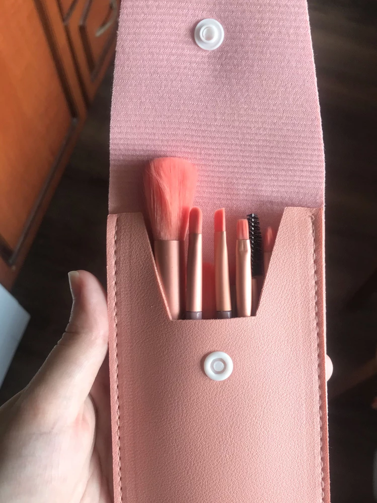 Без неприятного запаха, ворсинки не торчат. Немного мелковаты, но мне подходят. В комплекте чехол и щеточка для чистки, как понимаю.