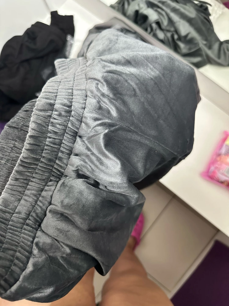 Когда взяла в руки, по ощущениям как старый Бабушкин диван. 
Странная очень ткань, не сильно эластичные. 
Маломерки по ощущениям на размер