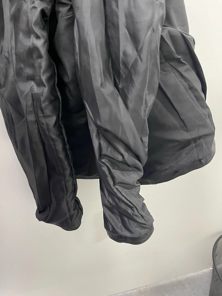 Куртка хорошая, но пришла с браком. Подклад на рукаве был не правильно /криво пришит. Так, что рукав полностью скрутило.