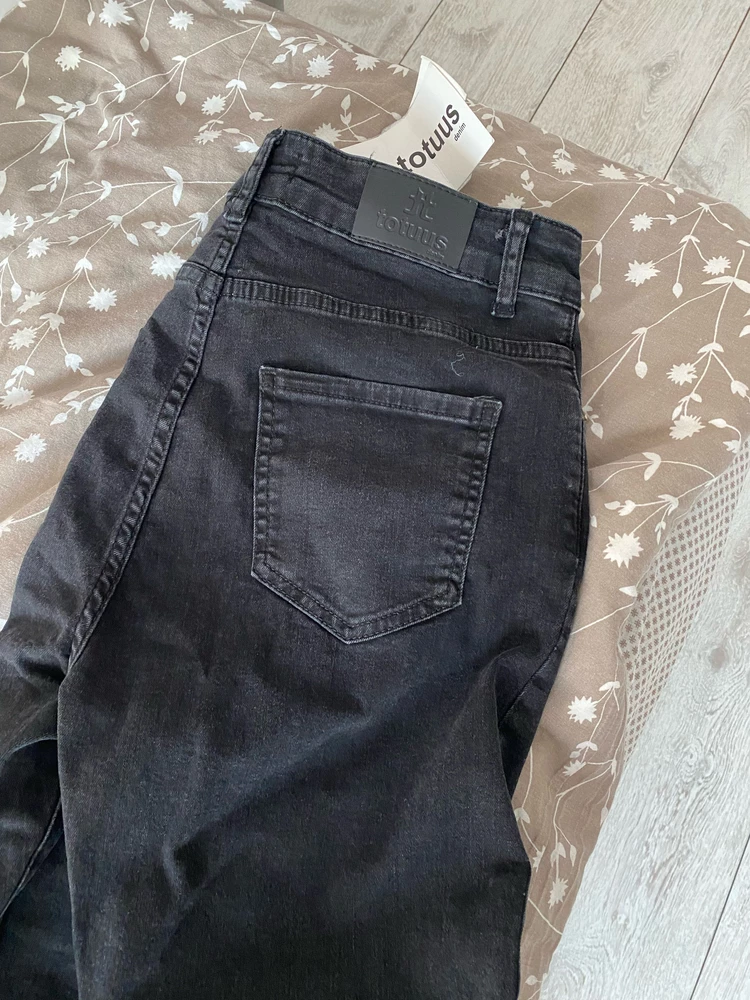 В целом не плохие, качество среднее, тонкий джинс, симпатичные, сидят хорошо, не жмет