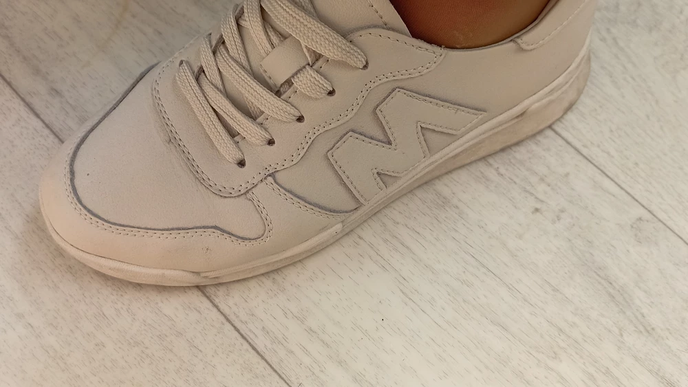 Обувь в основном кожзам, кожа только полоска у шнурков, носок и язычек. Удобные, быстро приняли форму ноги, только очень тонкие, без лопатки не оденешь. Надлого ли хватят, не знаю