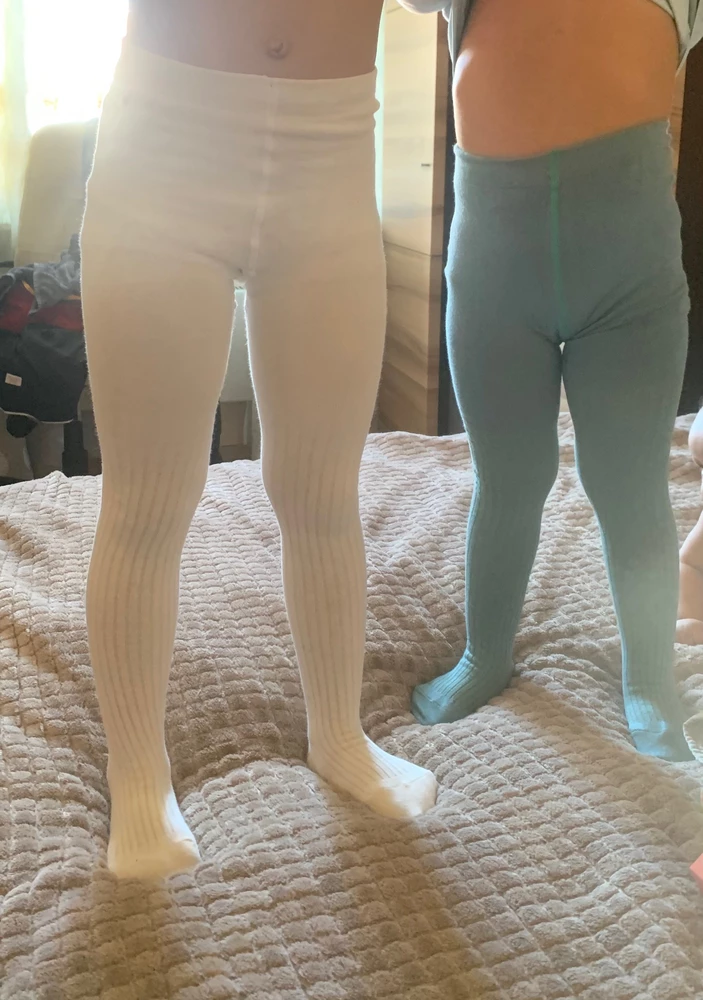 Взяла на пробу. Сначала показалось, что попа огромная. Но все ок, ничего не висит. На дочу 104 ростом с запасом и плюс пяточка великовата. На дочку 116 влезли как влитые, прямо на сейчас. Единственный минус- колготки не сильно тянутся, как мы привыкли, но, главное все в пору. Сшиты хорошо. Приятные к телу