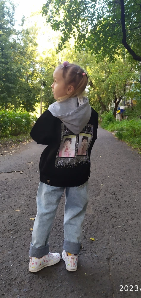 Классная джинсовка, у дочки 110 рост, подошло идеально.